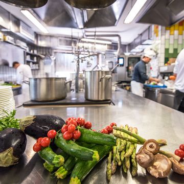 Rosa gebratenes Rehfilet mit Gemüsebeilage und feiner Sauce auf Gourmet-Teller in Restaurantküche