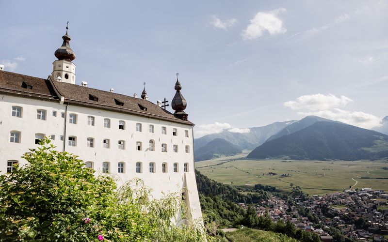 Kloster Marienberg im Vinschgau bei Sonnenuntergang – Urlaub im Vier Jahreszeiten Hotel