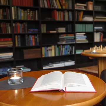 Außenansicht Hotel Vier Jahreszeiten in Schlanders mit Pool und Garten bei Sonnenschein