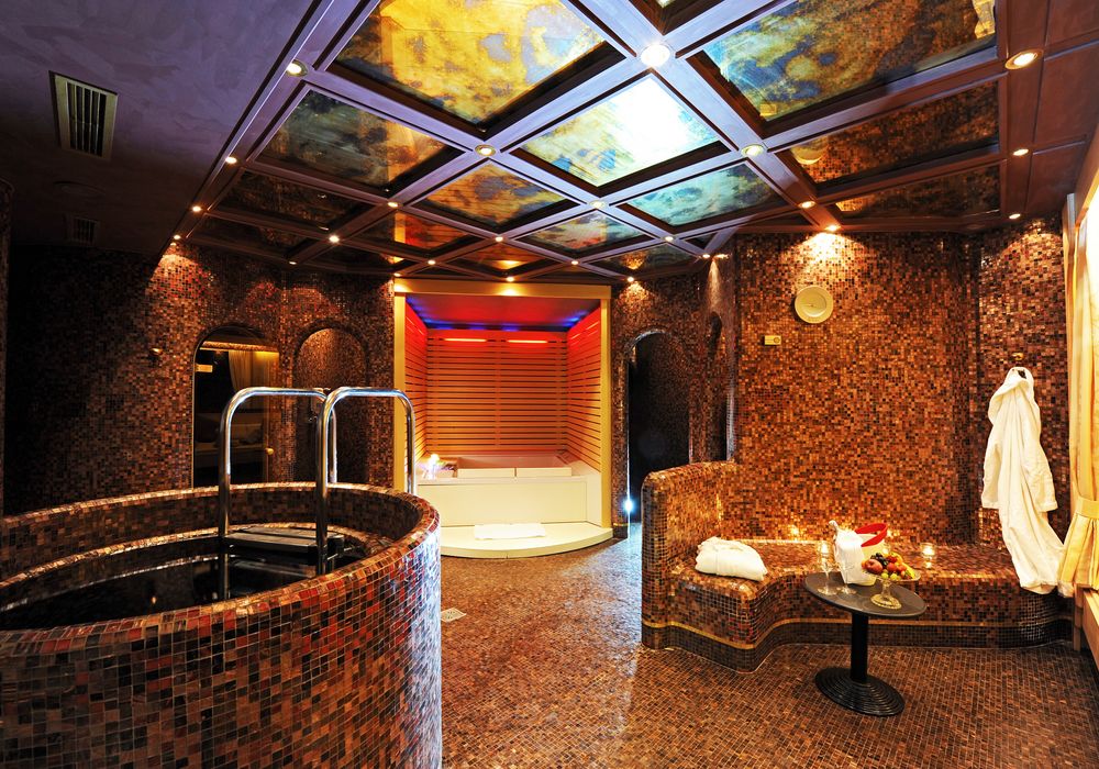 Luxuriöser Private Spa Bereich im Wellnesshotel Vier Jahreszeiten mit Whirlpool und entspannter Atmosphäre