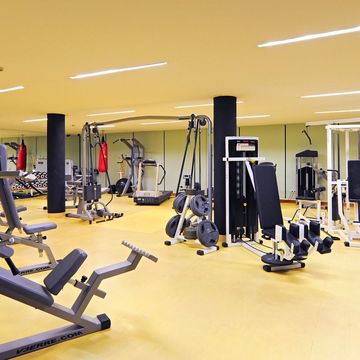 Fitnessraum im Hotel Vier Jahreszeiten mit modernen Trainingsgeräten