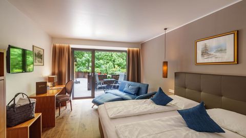 Luxuriöses Wellnesshotel Vier Jahreszeiten in Südtirol mit Außenpool und Panoramablick