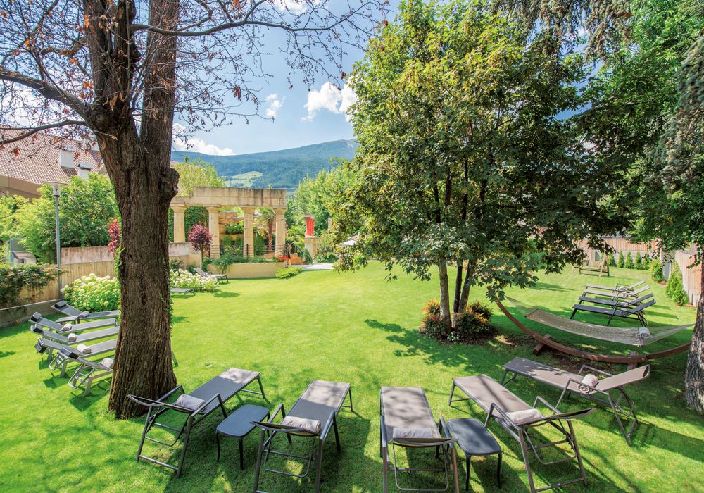 Liegewiese und Garten im Hotel Vier Jahreszeiten in Südtirol an einem sonnigen Tag
