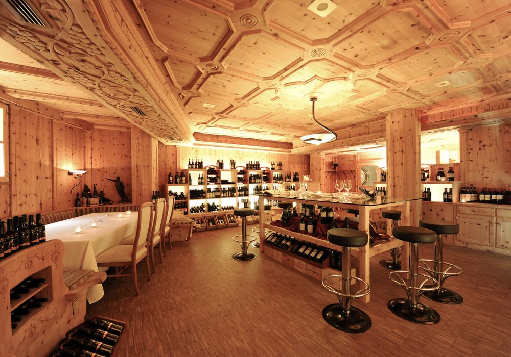 Weinkeller im Hotel Vier Jahreszeiten in Südtirol mit stilvoller Atmosphäre und Weinregalen