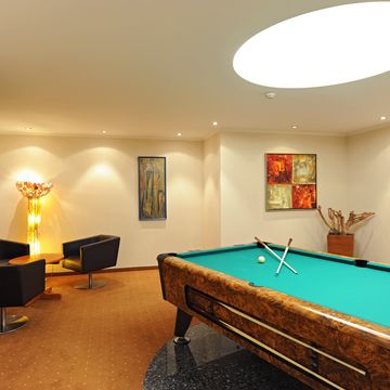 Hotel Vier Jahreszeiten Brixen Billardzimmer mit grünem Billardtisch und eleganter Einrichtung
