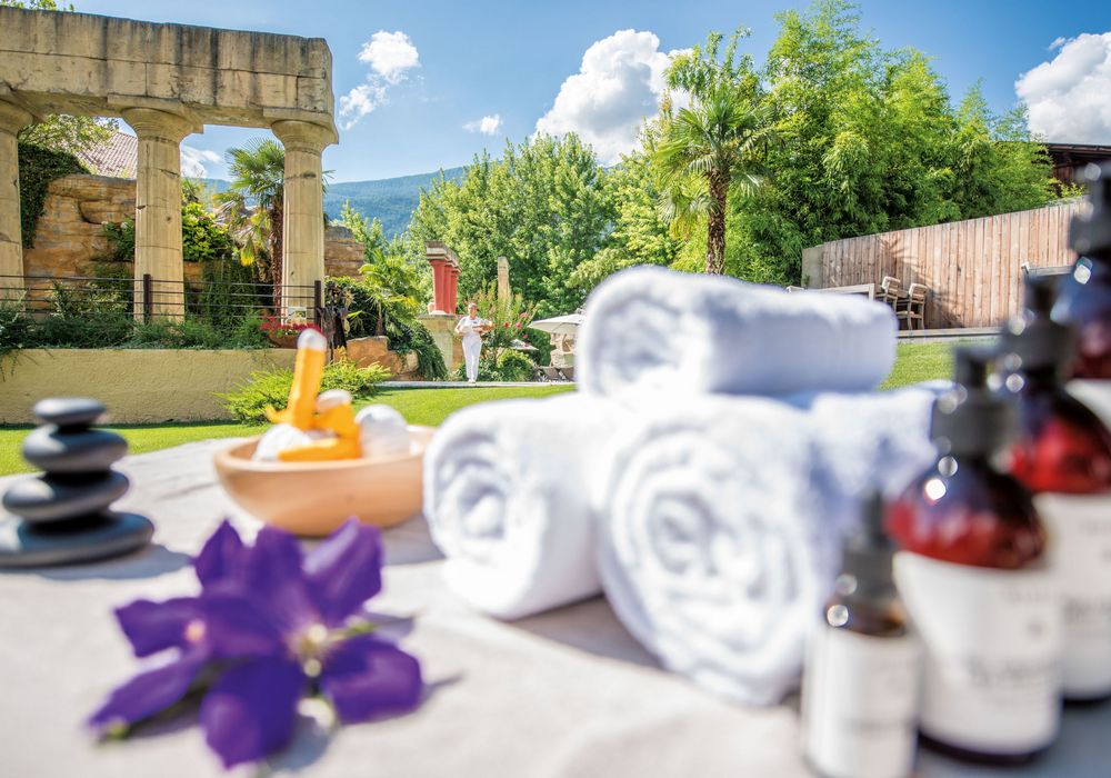 Wellness-Liegewiese im Garten des Hotels Vier Jahreszeiten in Südtirol