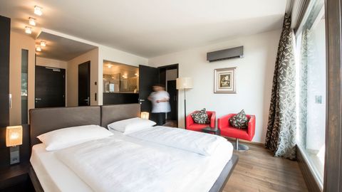 Modernes Schlafzimmer der Penthouse Designersuite im Hotel Vier Jahreszeiten in Südtirol mit Alpenblick