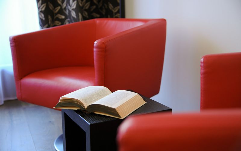 Moderne Sitzecke in der Penthouse Designersuite des Alpen Hotel Vier Jahreszeiten