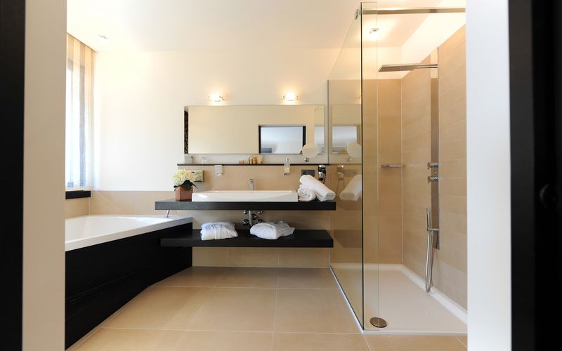 Luxuriöses Badezimmer der Penthouse Designersuite Burgund im Hotel Vier Jahreszeiten mit moderner Ausstattung