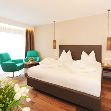 Modernes Doppelzimmer im Hotel Vier Jahreszeiten in Südtirol mit Alpenblick und stilvoller Einrichtung