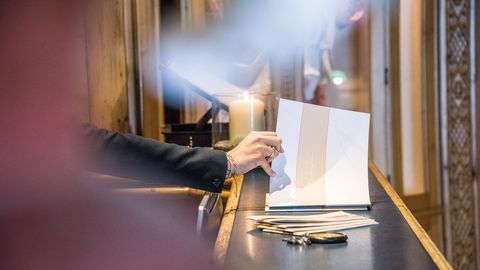 Hotel Vier Jahreszeiten in Schlanders, Südtirol – moderne Hotelrezeption mit freundlichem Service