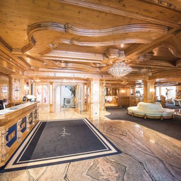 Moderne Hotelrezeption mit Lounge im Vier Jahreszeiten Südtirol