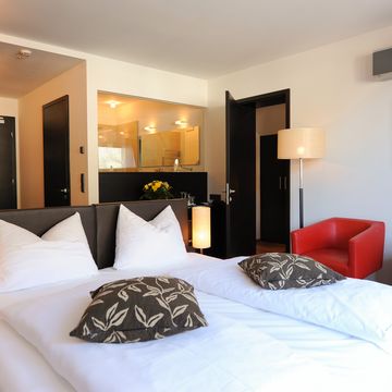 Luxuriöse Designersuite mit Panoramablick auf die Alpen im Hotel Vier Jahreszeiten