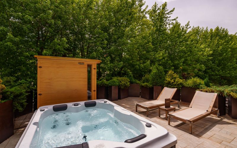 Außenansicht des Hotel Vier Jahreszeiten in Südtirol bei sonnigem Wetter