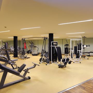 Fitnessraum im Hotel Vier Jahreszeiten in Südtirol mit modernen Trainingsgeräten