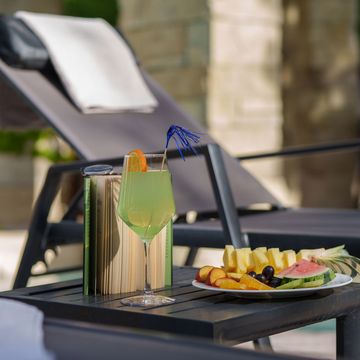 Außenpool des Hotels Vier Jahreszeiten in Schlanders, Vinschgau mit Liegewiese und Bergblick