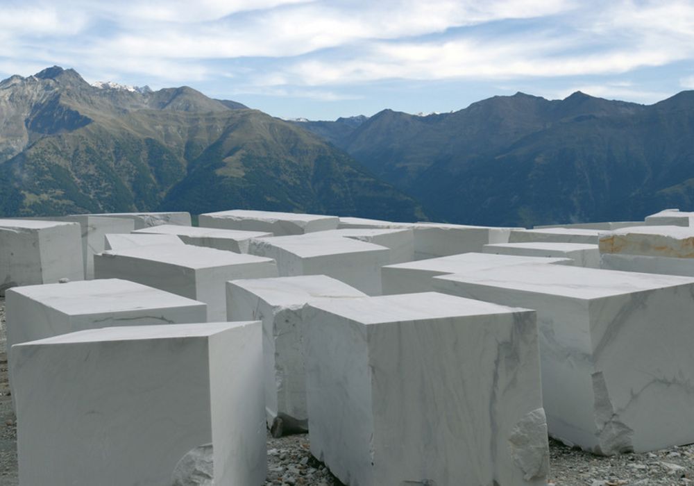 Marmorsteinbruch in Südtirol mit detailreicher Gesteinsstruktur