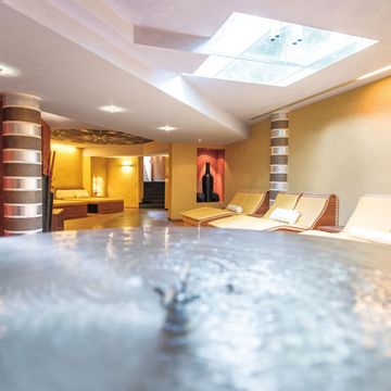 Moderner Wellnessbereich im Hotel Vier Jahreszeiten in Südtirol mit Pool und Entspannungsbereich