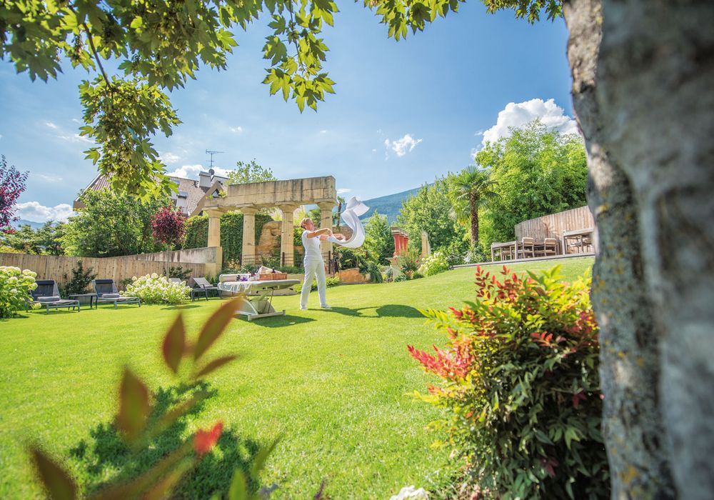 Sonnige Liegewiese mit Garten im Hotel Vier Jahreszeiten in Südtirol