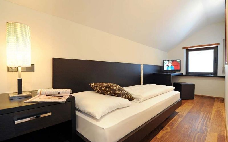 Luxuriöses Penthouse-Designersuite Alpenzimmer mit modernem Interieur und Panoramablick im Hotel Vier Jahreszeiten