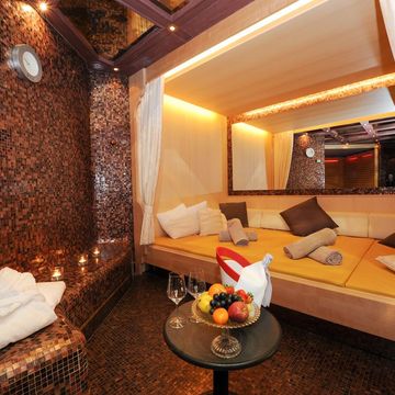 Luxuriöser Private Spa Bereich im Hotel Vier Jahreszeiten in Südtirol mit Whirlpool und entspannter Atmosphäre