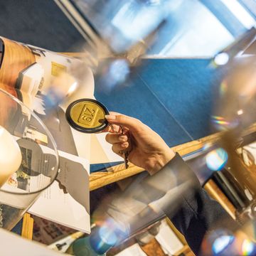 Hotel Vier Jahreszeiten Rezeption mit freundlichem Empfangspersonal