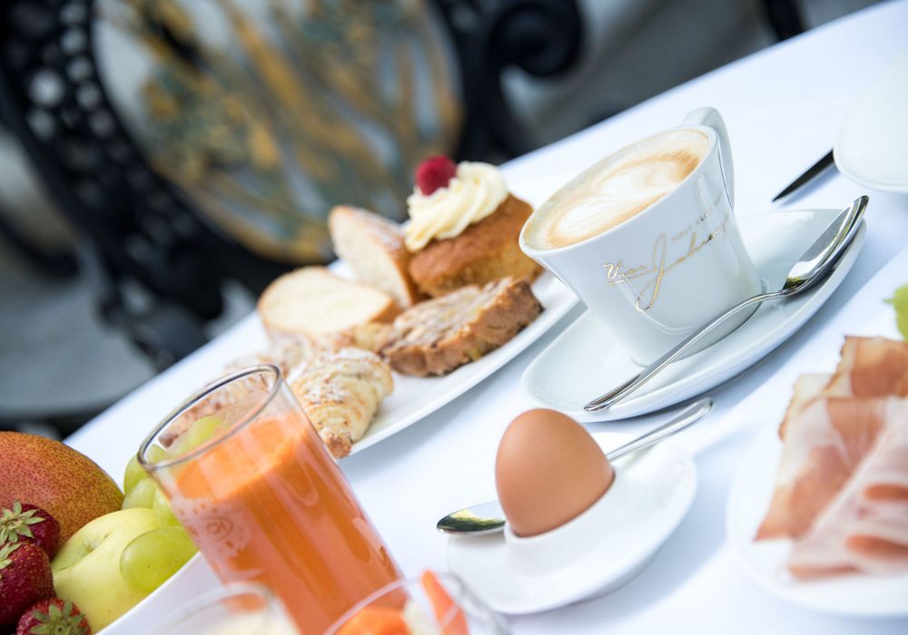 Frühstücksbuffet im Hotel Vier Jahreszeiten mit frischen Brötchen, Obst und Aufschnitt