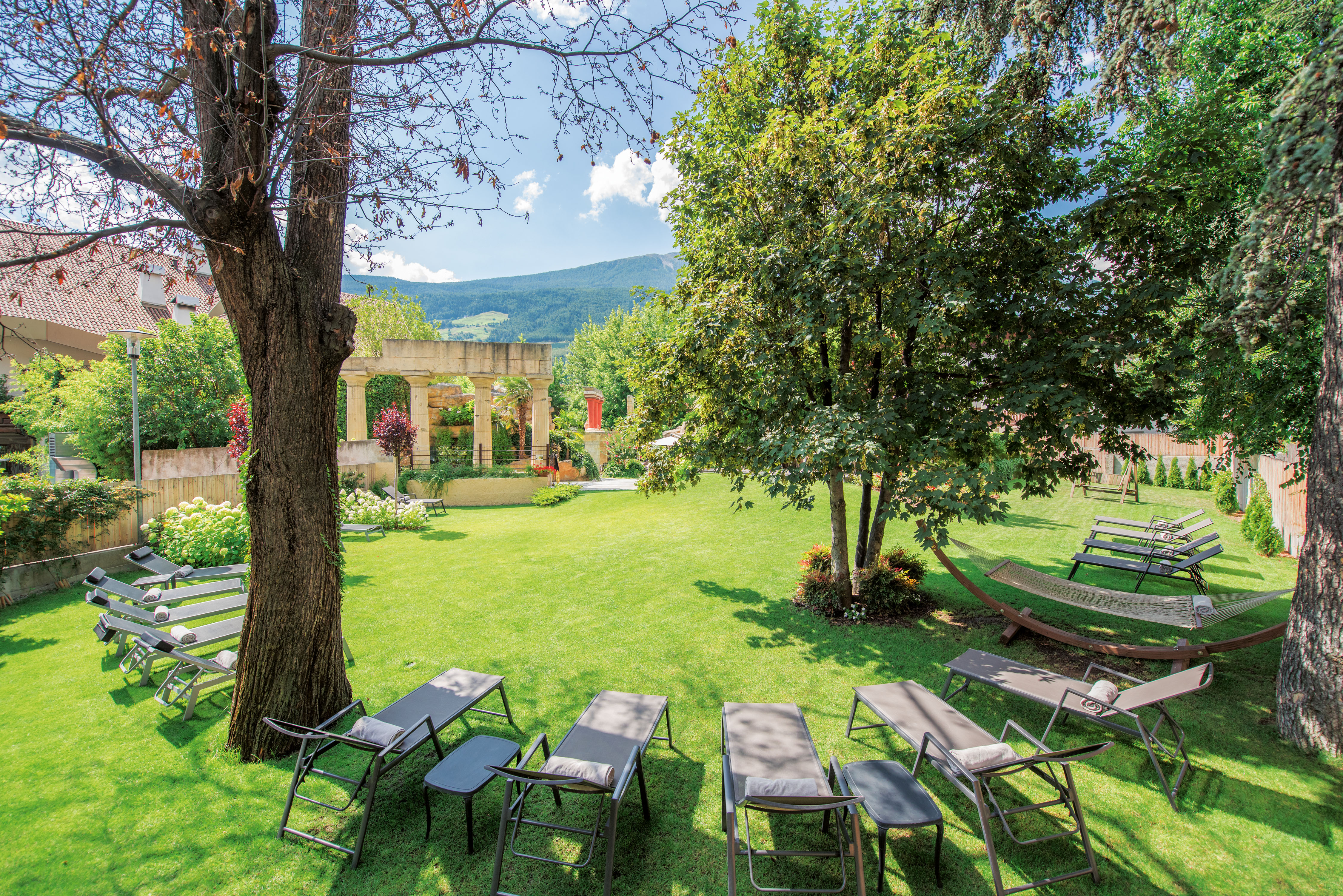 auf Liegewiese im Sommer im Hotel Vier Jahreszeiten Südtirol