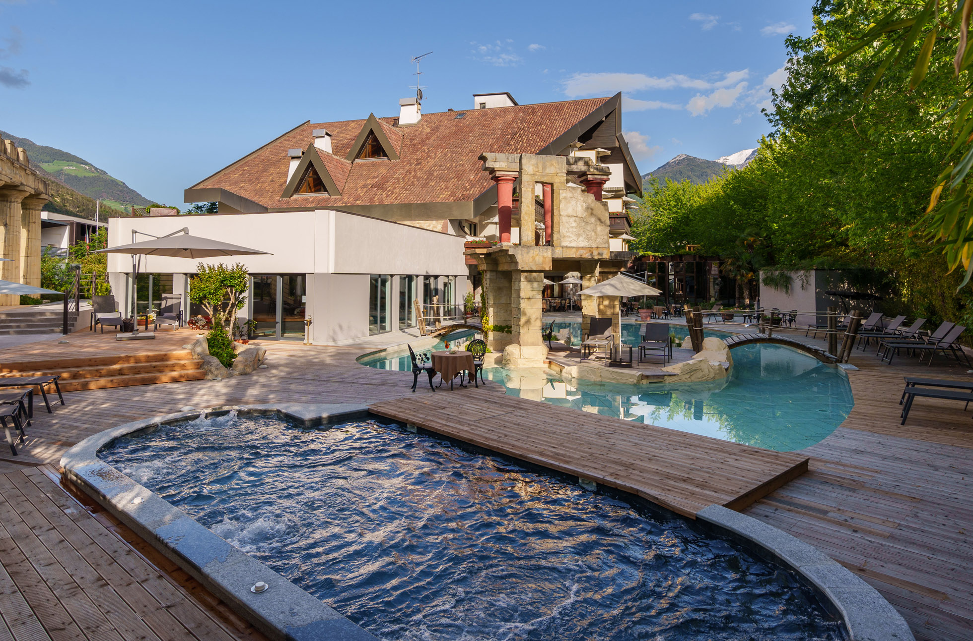 Außenpool des Hotels Vier Jahreszeiten in Schlanders, Vinschgau, Südtirol an einem sonnigen Tag