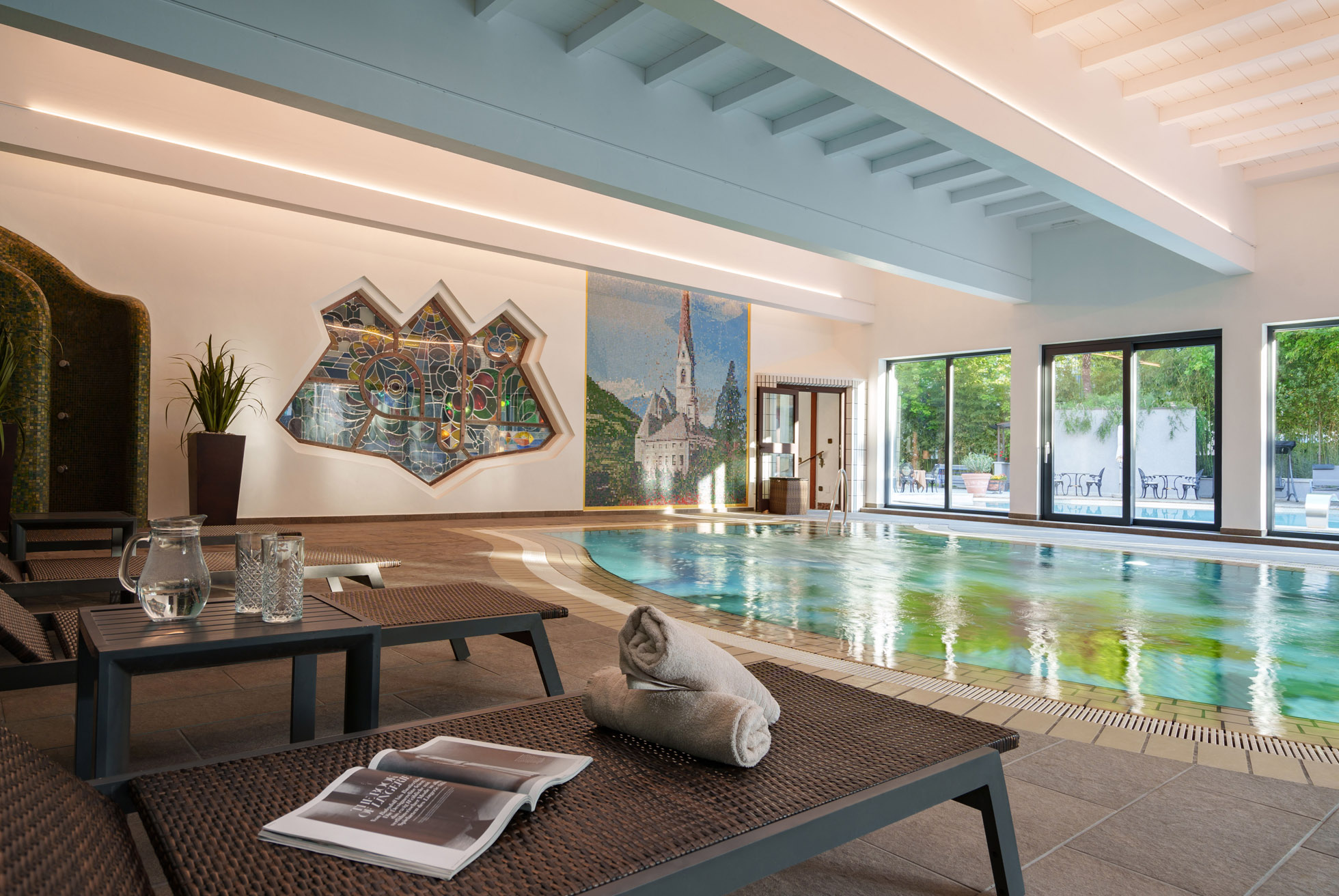 Außenpool und Wellnessbereich im Hotel Vier Jahreszeiten in Schlanders, Vinschgau