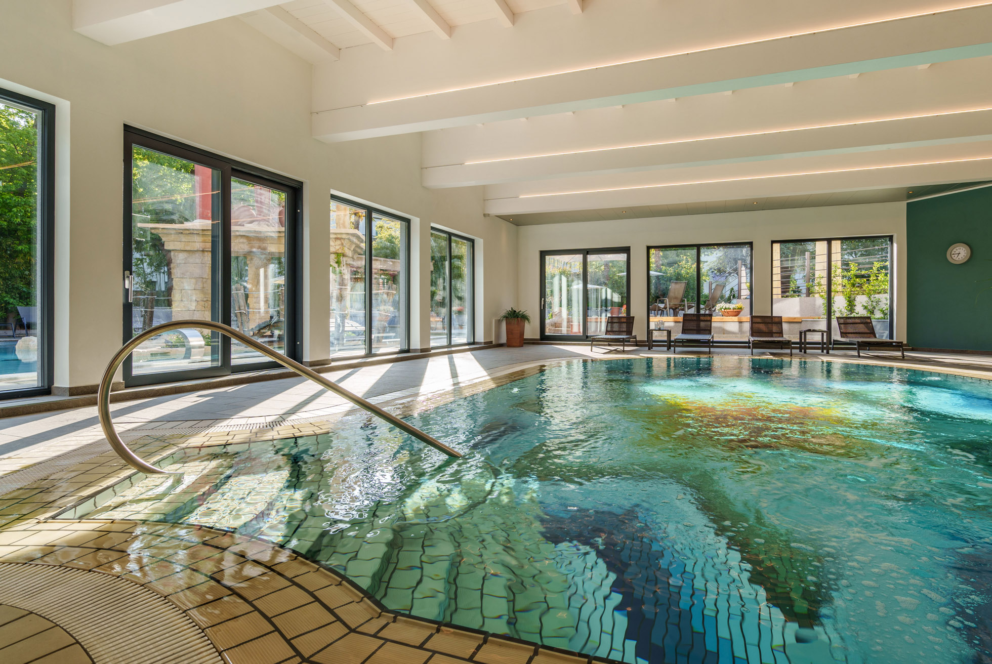 Außenpool und Wellnessbereich im Hotel Vier Jahreszeiten in Schlanders, Vinschgau