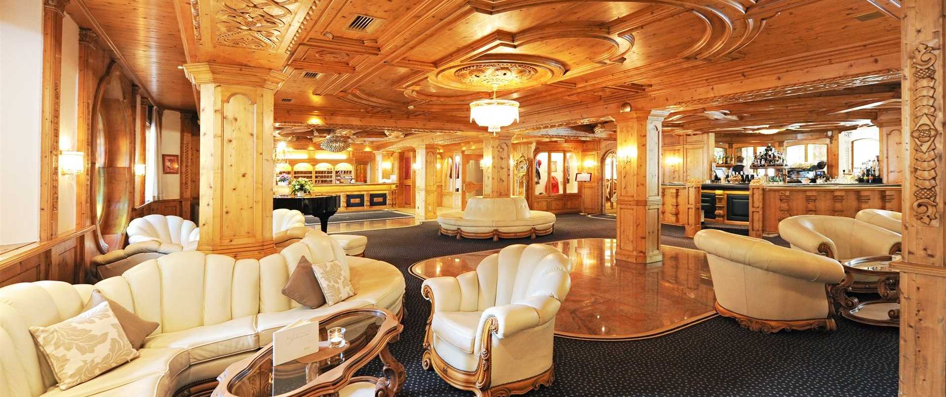 Außenansicht des Hotels Vier Jahreszeiten in Schlanders bei sonnigem Wetter