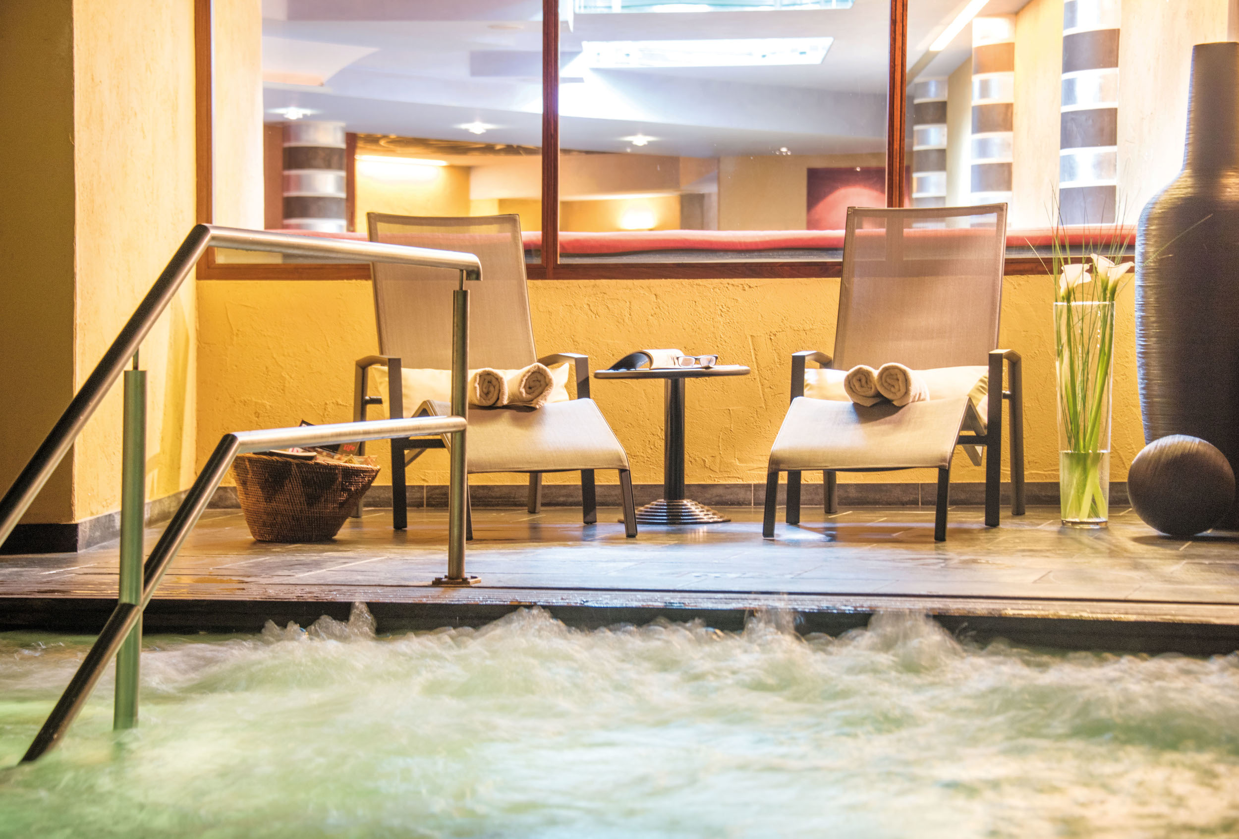 Luxuriöser Whirlpool im Wellnessbereich des Hotels Vier Jahreszeiten